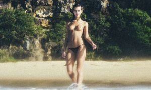 Amber karis bassick tomando el sol completamente desnuda