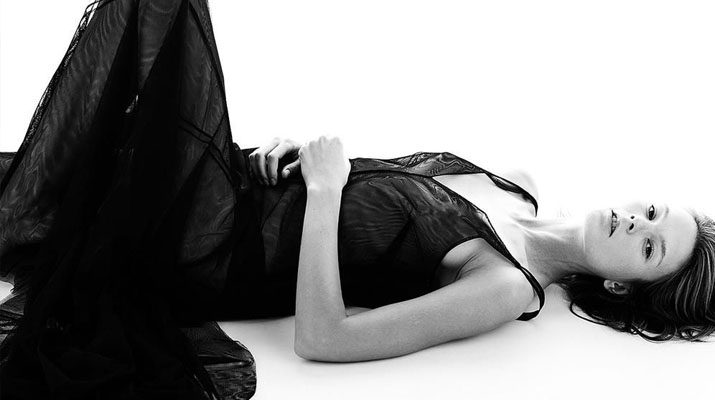 Irina Kulikova en un topless en blanco y negro