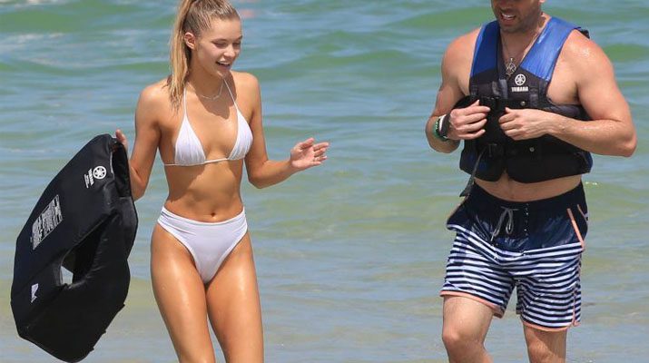 Josie Canseco en bikini transparente en la playa