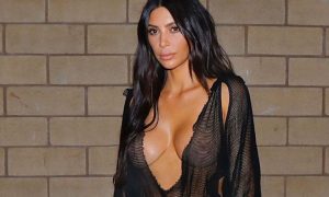 Kim Kardashian en trasparencia y escote