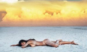 Erica Candice desnuda en desierto