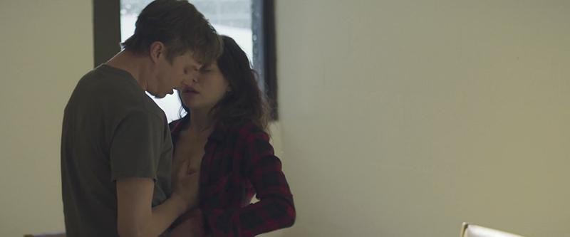 Tatiana Maslany Topless en Two Lovers and a Bear ByteSexy