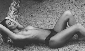 Ivana Martínez topless en blanco y negro