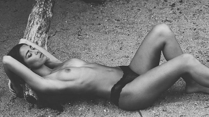 Ivana Martínez topless en blanco y negro
