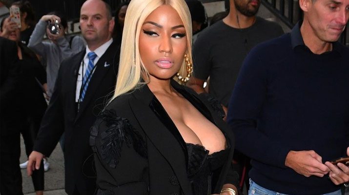 Nicki Minaj se le escapa un pezón en público