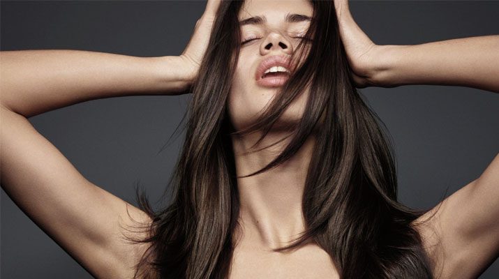 Sara Sampaio en topless para Sarah Silver