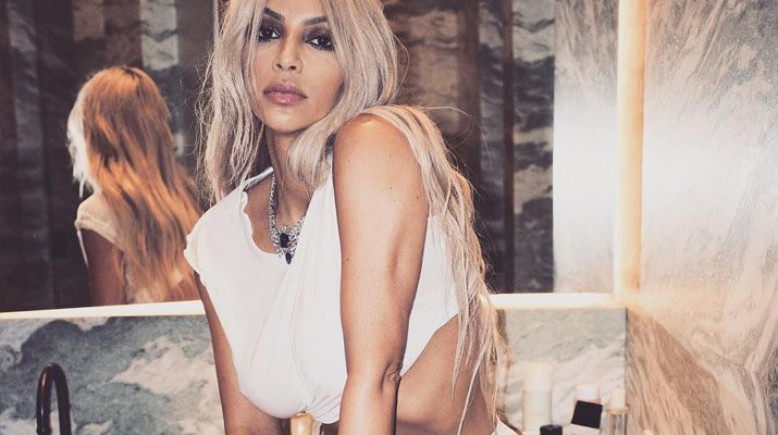 Kim Kardashian sexy transparentando tetas
