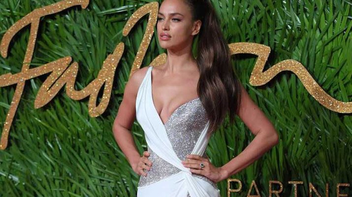 Irina Shayk mostrando las piernas en The Fashion Awards 2017