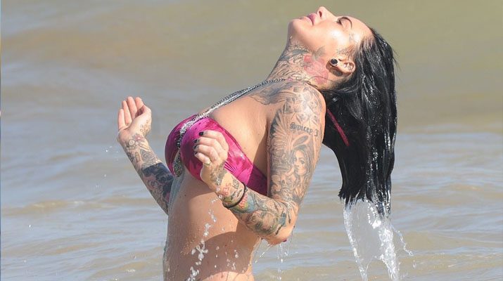 Jemma Lucy pezones en traje de baño mojado