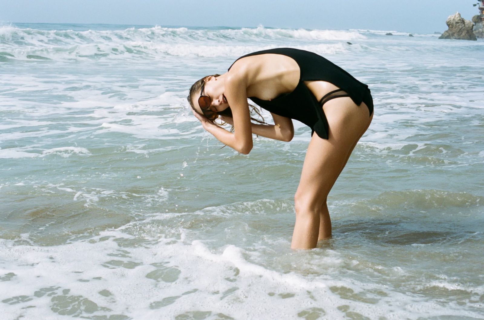 Jocelyn Nickel en un hermoso desnudo en la playa.