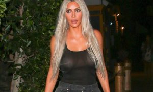 Kim Kardashian transparentando tetas en Santa Mónica