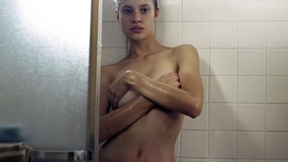 Ella Weisskamp se desnuda en la ducha