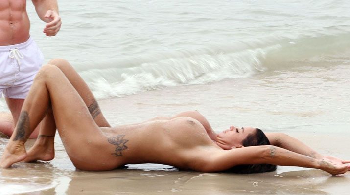 Katie Price completamente desnuda en la playa