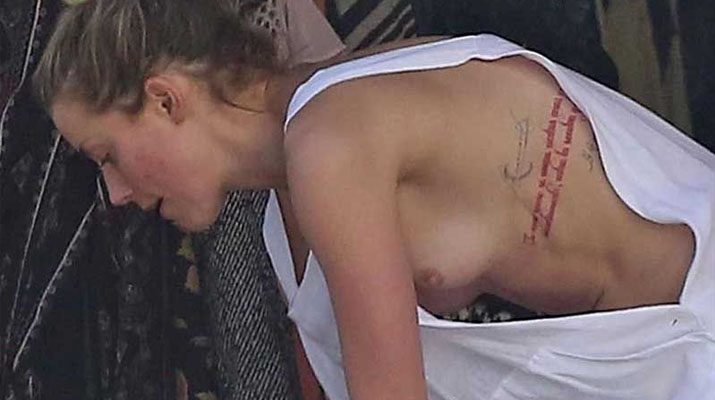 Amber Heard pillada en topless en la playa