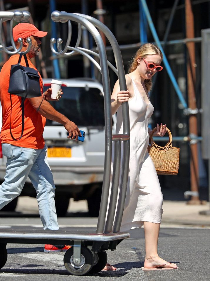 Dakota Fanning transparentando las tetas en la calle.