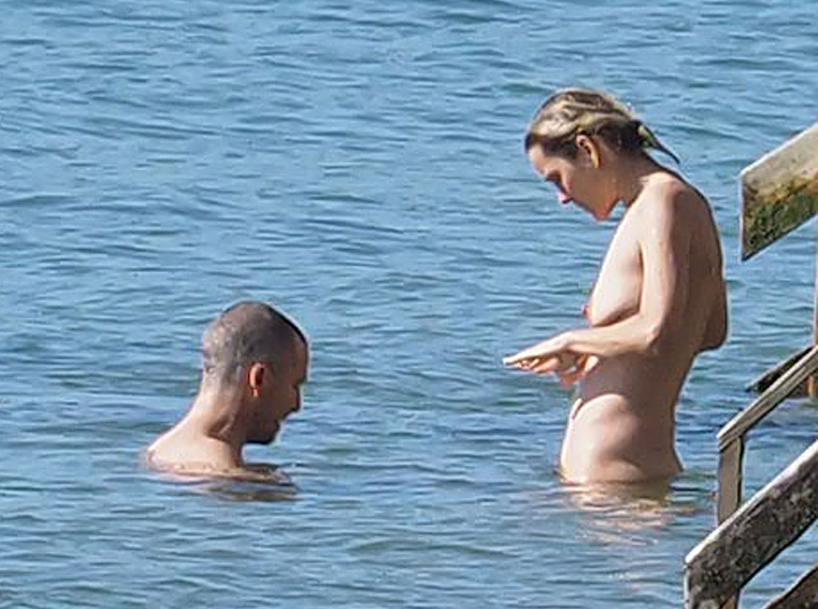 Marion Cotillard pillada completamente desnuda en la playa.