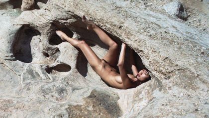 Miki Hamano modelo japonesa denuda en la playa