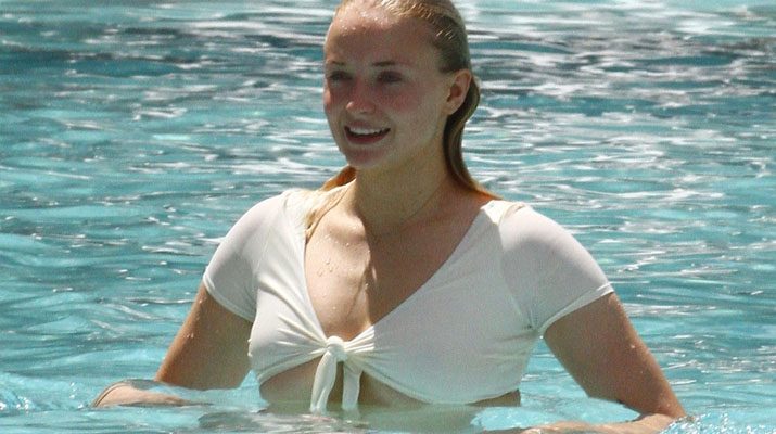 Sophie Turner pillada en bikini y franela mojada