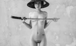 Polina Knyazeva desnuda como una samurái muy sexy