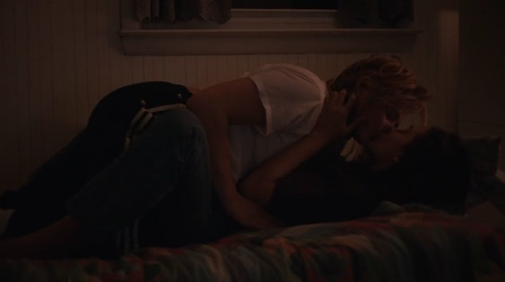 Chloe Grace Moretz y Quinn Shephard besándose como lesbianas 