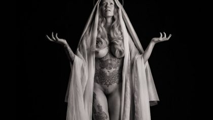 Leah Jung posando desnuda como la Virgen María