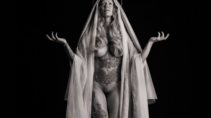 Leah Jung posando desnuda como la Virgen María