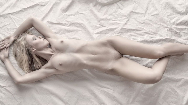 Mellanie Kristensen guapa modelo rubia completamente desnuda