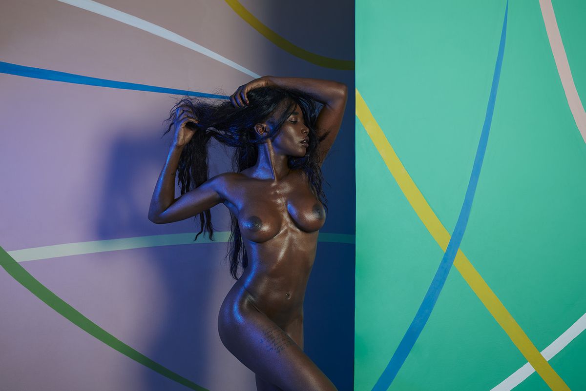 Mimi Desuka hermosa modelo negra desnuda.