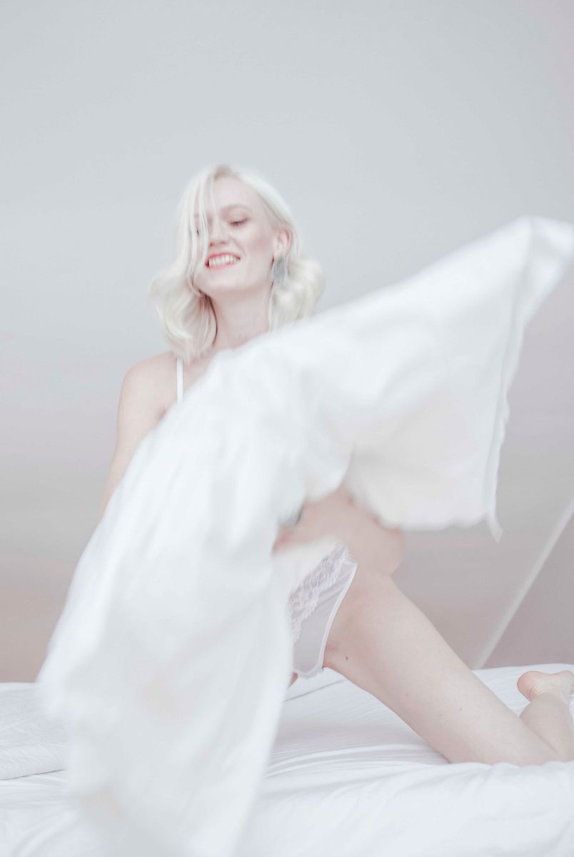 Luiza Conlaz modelo muy blanca y tetona desnuda.