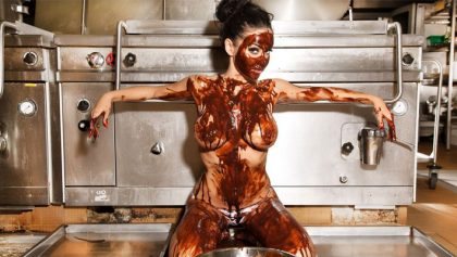 Monika Vicanova modelo tetona cocinando desnuda