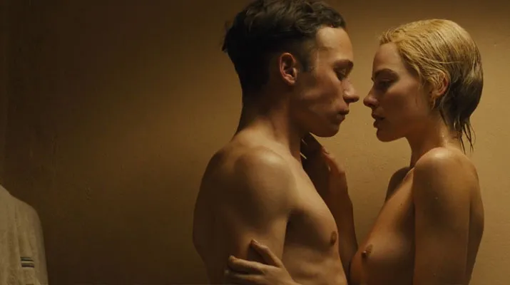 Margot Robbie desnuda en la película Dreamland