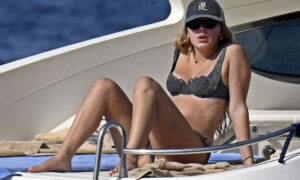 Millie Bobby Brown pillada en playa luciendo bikini